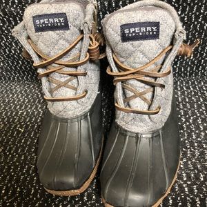 SPERRY RAINBOOTS SIZE 5